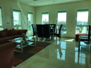 Appartement Supérieur, plusieurs lits, cuisine, vue partielle sur la mer | Vue de la chambre