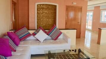 Panoramic Penthouse, 2 Bedrooms, Harbour View, Beachside | Living room | Flat-screen TV