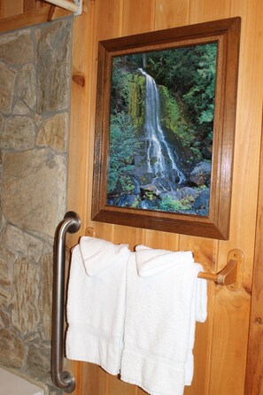 Cabin, 2 Bedrooms, 2 Bathrooms, Mountainside (No Hot Tub) | Bathroom | Jetted tub, free toiletries, towels - Riverside Log Cabins (Blowing Rock)