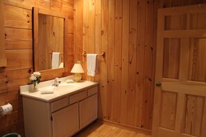 Cabin, 2 Bedrooms, 2 Bathrooms, Mountainside (No Hot Tub) | Bathroom | Jetted tub, free toiletries, towels