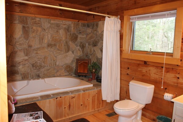 Chalet rustique, 2 chambres, 2 salles de bains, côté montagne (No Hot Tub) | Salle de bain | Baignoire à remous, articles de toilette (gratuits), serviettes fournies