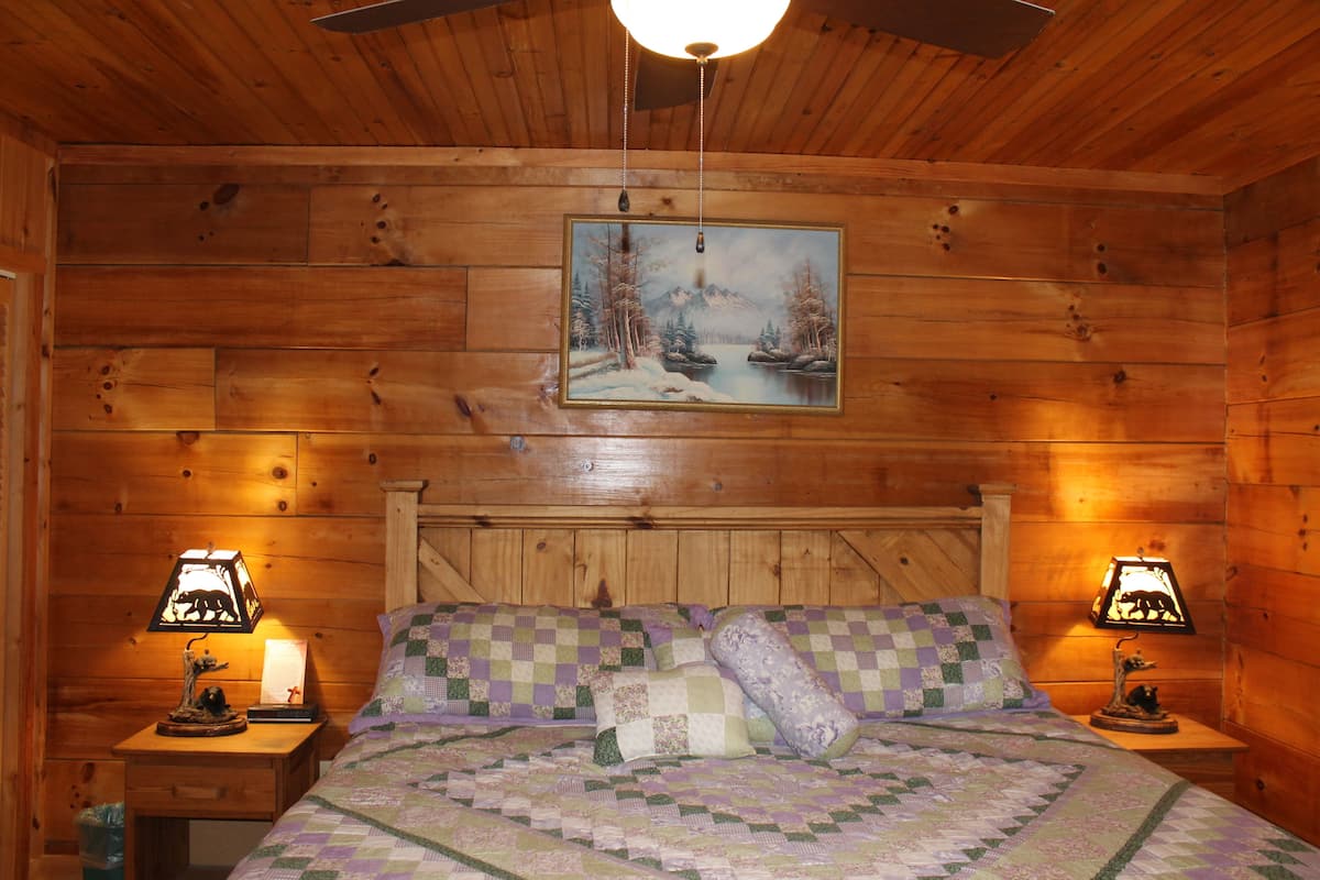 Cabin, 2 Bedrooms, 2 Bathrooms, Mountainside (No Hot Tub) | Bed sheets