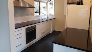 Vila executiva, 3 quartos, vista para o lago | Cozinha privada | Cafeteira/chaleira, geladeira grande, micro-ondas, fogão