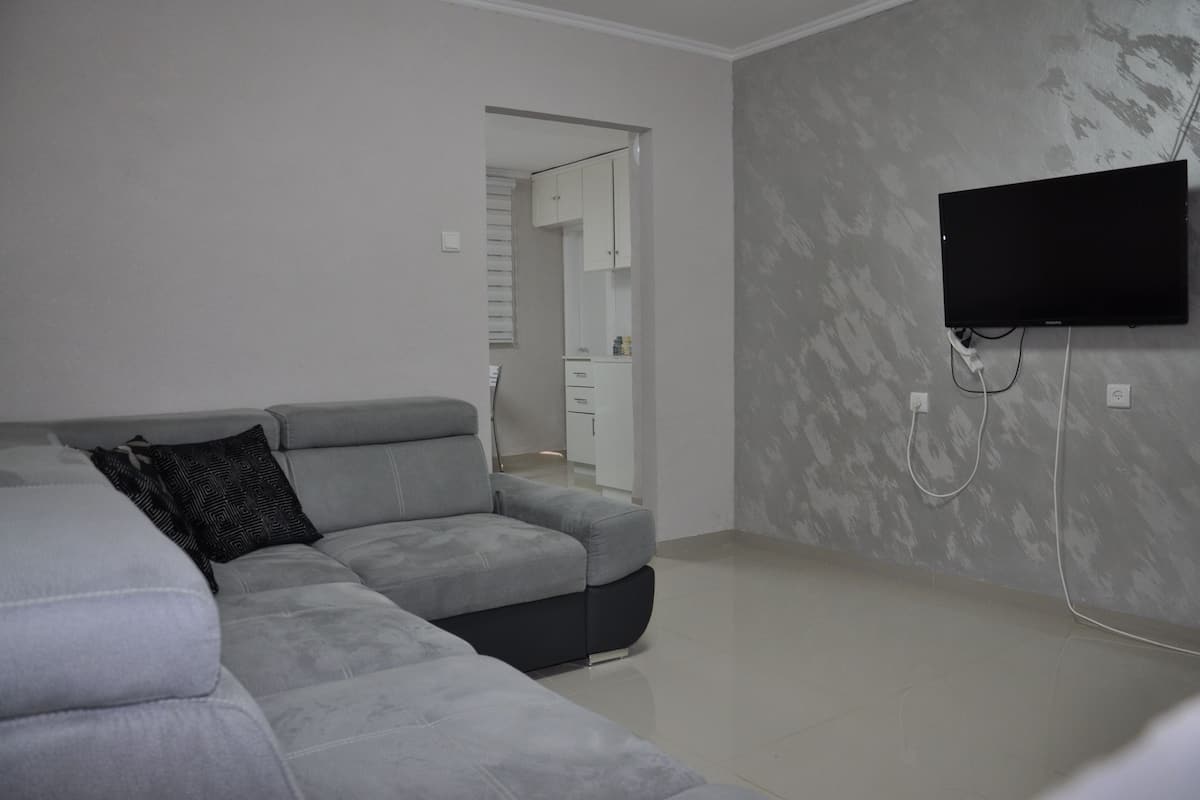 Apartment, Non Smoking, Beach View | Ruang tamu | TV skrin rata