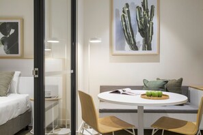 Minibar, coffres-forts dans les chambres, bureau, chambres insonorisées