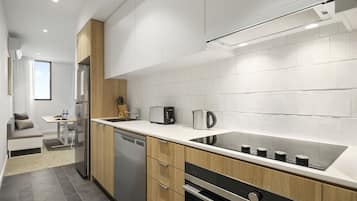 Una cucina moderna dotata di lavastoviglie, forno e piano cottura integrato.