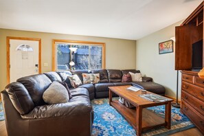 Smart TV, fireplace - Newly Remodeled Sunny Corner Condo with Wide Open Back Yard #192 (Tahoe City)
