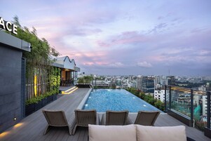 Una piscina al aire libre, socorrista en las instalaciones