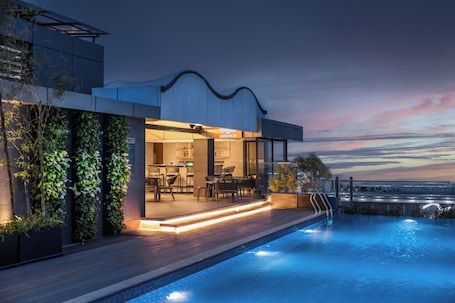 室外游泳池,06:00 至 20:00 开放,现场救生员