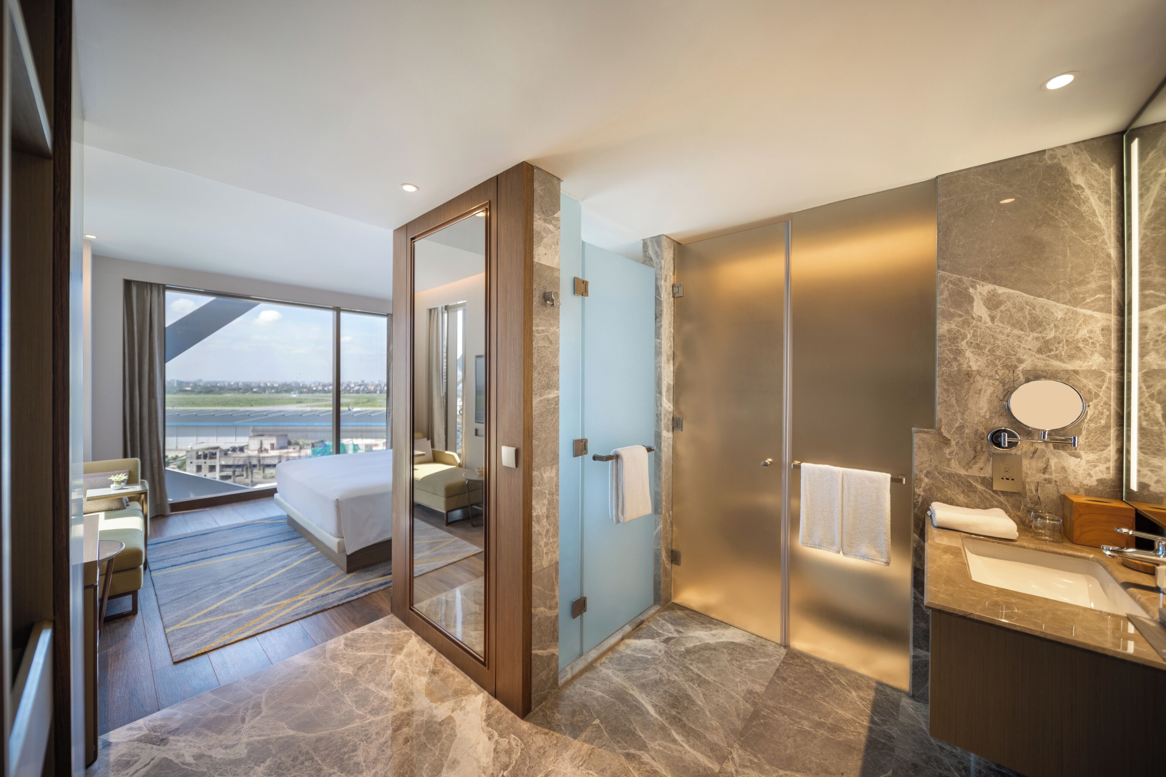 客房, 1 张特大床 (Runway View) | 迷你吧、客房内保险箱、熨斗/熨衣板、免费 WiFi