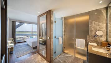 Habitación, 1 cama King size (Runway View) | Minibar y caja de seguridad en la habitación