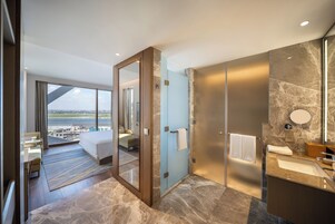 Habitación, 1 cama de matrimonio grande (Runway View) | Minibar, caja fuerte, tabla de planchar con plancha y wifi gratis