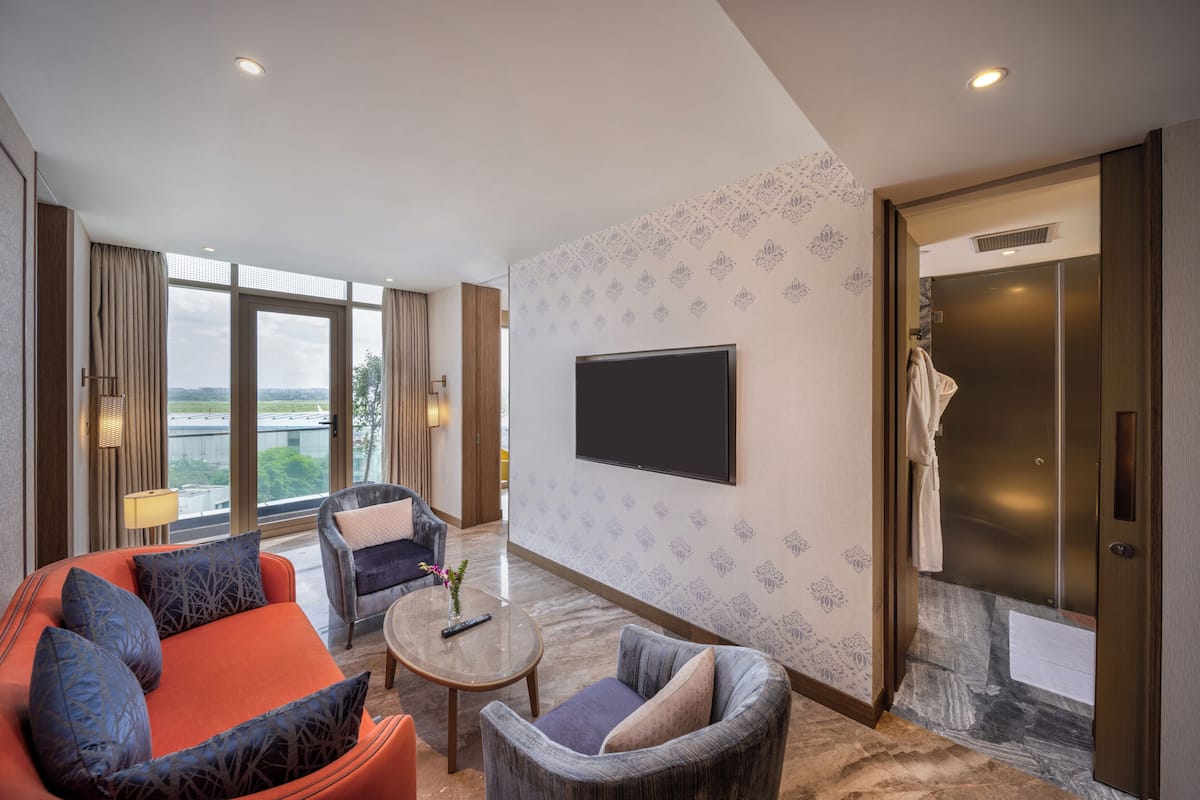 Suite, 1 Bedroom | Minibar, in-room safe, iron/ironing board, free WiFi