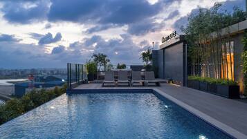 Piscina externa, funciona das 6h às 20h, salva-vidas no local