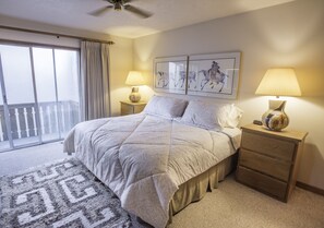 2 عدّة غرف نوم ومكواة/لوح كي وخدمة الإنترنت وملاءات أسرّة