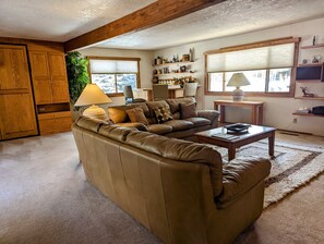 تلفزيون، مدفأة، مشغل دي في دي