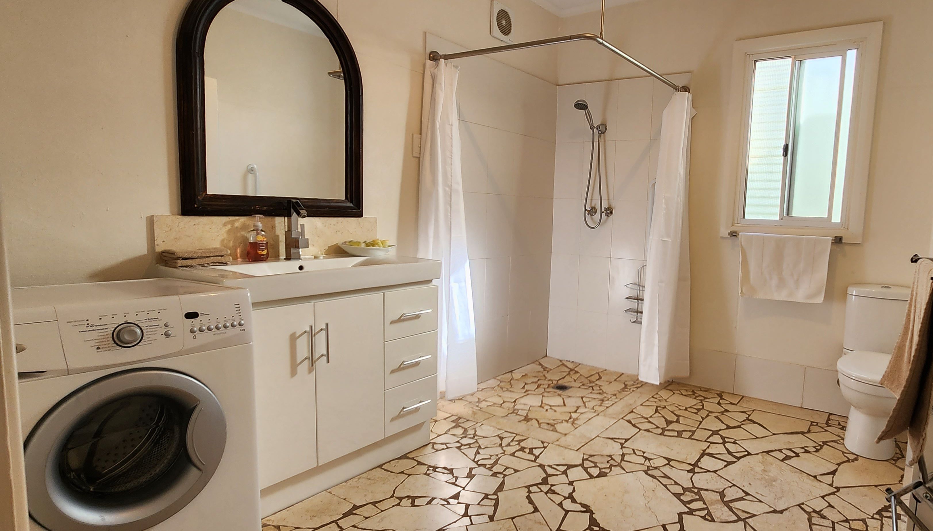 Douche, sèche-cheveux, serviettes fournies, savon