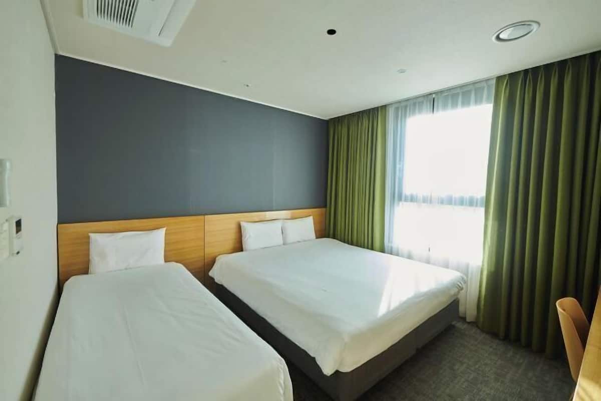 Escritorio, cortinas blackout, wifi gratis y ropa de cama