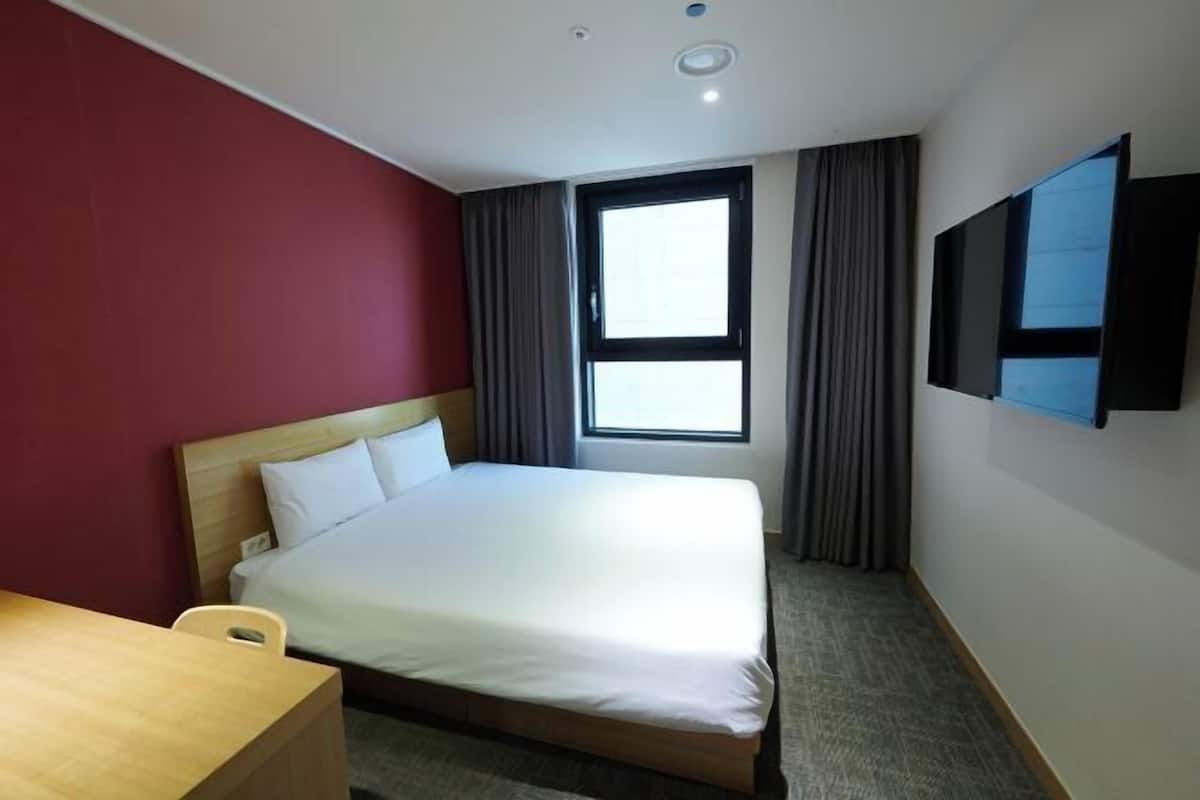 Escritorio, cortinas blackout, wifi gratis y ropa de cama