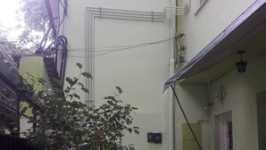 A courtyard with potted plants, a small seating area, and a tiled floor. - Pousada Cantinho da Familia (Rio de Janeiro)