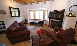 テレビ、暖炉、DVD プレーヤー、ステレオ