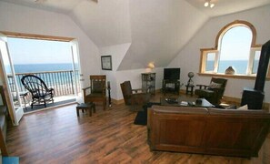 テレビ、暖炉、DVD プレーヤー、ステレオ