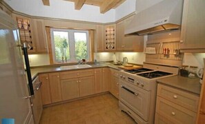 ثلاجة، ميكروويف، موقد طهي مسطح، غسالة أطباق