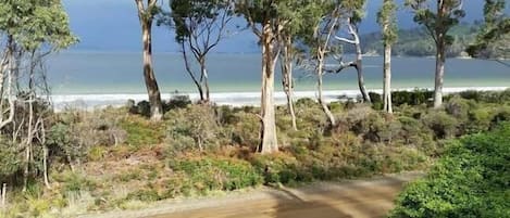 På stranden, liggestole, badehåndklæder