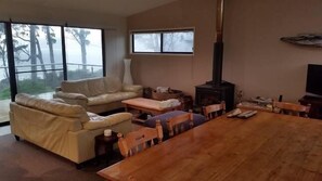 Smart TV, fireplace, DVD player, books - Roaring Beach Retreat - pet friendly, beachfront (Surveyors Bay)