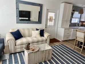 Smart-tv, eldstad, dvd-spelare och ett filmbibliotek