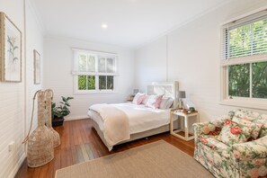 3 makuuhuonetta, työpöytä, silitysrauta/-lauta, Wi-Fi