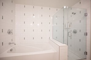 Hair dryer, towels, soap, shampoo - Jr. Suite on top floor with Lake views & access!!! (Henderson)