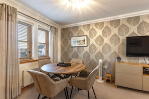 Dining - The Neuk | Stylish 2-Bed Coastal Apartment near Beaches, St Andrews & Golf (Cellardyke, Anstruther)
