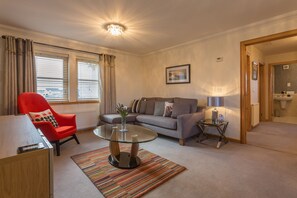 Smart-TV, DVD-spiller, bøker og filmbibliotek