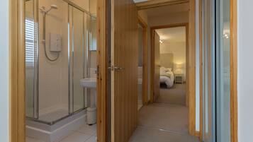 Suihkun ja ammeen yhdistelmä, hiustenkuivaaja, pyyhkeet, saippua