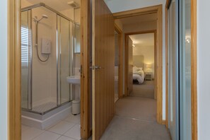 Combined shower/bathtub, hair dryer, towels, soap - The Neuk, 2 Bedroom Apartment in Stunning Coastal Town Location. (Cellardyke, Anstruther)
