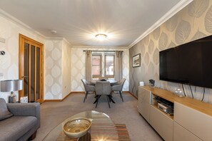 Smart-TV, DVD-Player, Bücher, Videothek