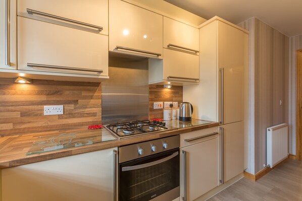 Fridge, microwave, oven, stovetop - The Neuk, 2 Bedroom Apartment in Stunning Coastal Town Location. (Cellardyke, Anstruther)