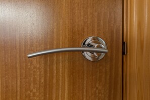 2 bedrooms, iron/ironing board, free WiFi, bed sheets - The Neuk, 2 Bedroom Apartment in Stunning Coastal Town Location. (Cellardyke, Anstruther)