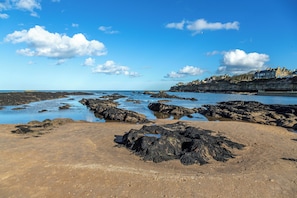 Beach nearby - The Neuk | Stylish 2-Bed Coastal Apartment near Beaches, St Andrews & Golf (Cellardyke, Anstruther)