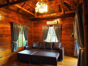 Ban Kieng Duan | Living area | 32-inch flat-screen TV with satellite channels, TV - Doi Thin Nan Resort (Nan)