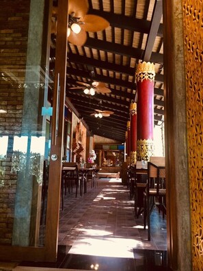 Se sirven desayunos, comidas, cenas y cocina tailandesa 