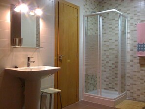 Baignoire, séchoir à cheveux, serviettes fournies, savon
