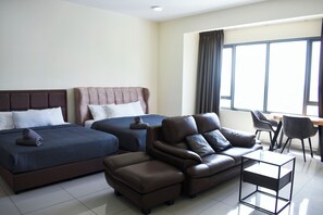 デラックス スタジオ 禁煙 | 客室ごとに異なる装飾、客室ごとに異なるインテリア、デスク、ノートパソコン用作業スペース