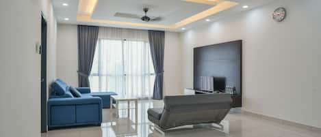 Familienapartment, 2 Schlafzimmer, Nichtraucher | Wohnbereich | 40-Zoll-Flachbildfernseher mit Kabelempfang, Fernseher