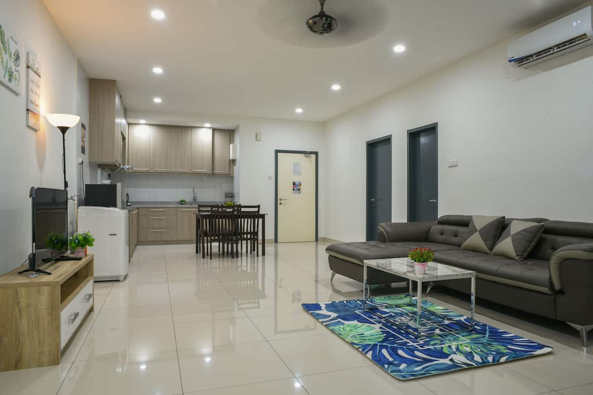 Una sala de estar moderna con un sofá, una mesa de centro y un comedor con sillas y una mesa.