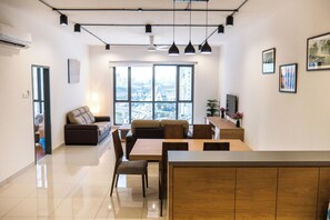 Deluxe-huoneisto, 2 makuuhuonetta, tupakointi kielletty | Oleskelualue | 40–tuumainen taulutelevisio, jossa kaapelikanavat