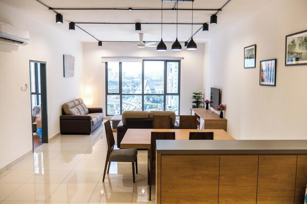 Deluxe Apartment, 2 Bedrooms, Non Smoking | Ruang tamu | 40 inci televisyen skrin rata dengan kabel, TV 