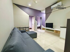 ファミリー アパートメント 2 ベッドルーム 禁煙 | リビング エリア | 40 インチの薄型テレビ (ケーブル放送視聴可)、テレビ