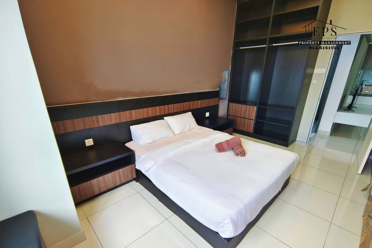 Apartamento familiar, 2 habitaciones, no fumadores | Escritorio, espacio para trabajar con un portátil, cortinas opacas